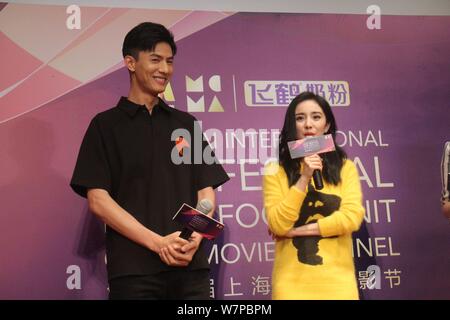 L'actrice chinoise Yang Mi, centre, assiste à une conférence de presse pour son film 'Réinitialiser'' durant le 20e Festival International du Film de Shanghai à Shanghai, C Banque D'Images