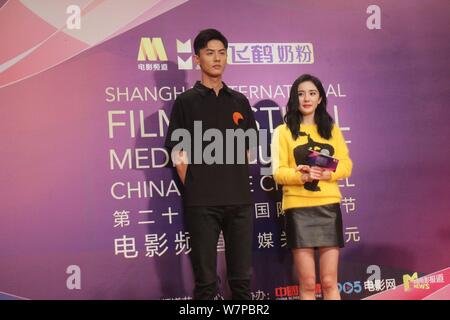 L'actrice chinoise Yang Mi, centre, assiste à une conférence de presse pour son film 'Réinitialiser'' durant le 20e Festival International du Film de Shanghai à Shanghai, C Banque D'Images