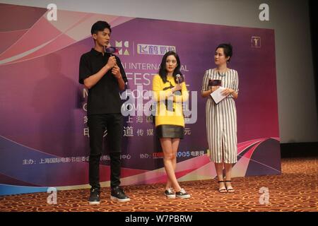 L'actrice chinoise Yang Mi, centre, assiste à une conférence de presse pour son film 'Réinitialiser'' durant le 20e Festival International du Film de Shanghai à Shanghai, C Banque D'Images