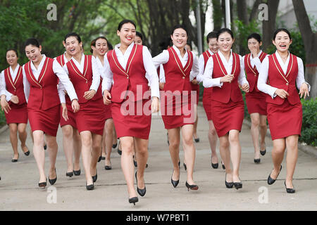 Les femmes diplômées des principaux agents de bord habillés en uniforme d'hôtesse de l'air, prendre des photos de gradation à Taiyuan city, au nord la province de Shanxi, Banque D'Images