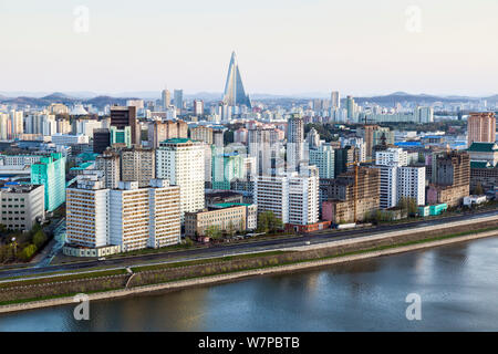 Des toits de la ville de Pyongyang en capital, y compris l'hôtel Ryugyong et du fleuve Taedong, République populaire démocratique de Corée (RPDC), la Corée du Nord, 2012 Banque D'Images