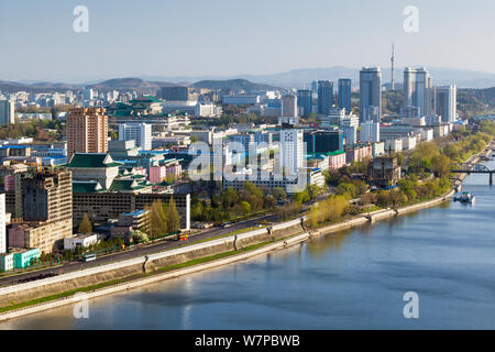 Des toits de la ville de Pyongyang en capital, y compris l'hôtel Ryugyong et du fleuve Taedong, République populaire démocratique de Corée (RPDC), la Corée du Nord, 2012 Banque D'Images