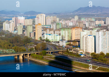 Des toits de la ville de Pyongyang en capital, y compris l'hôtel Ryugyong et du fleuve Taedong, République populaire démocratique de Corée (RPDC), la Corée du Nord, 2012 Banque D'Images