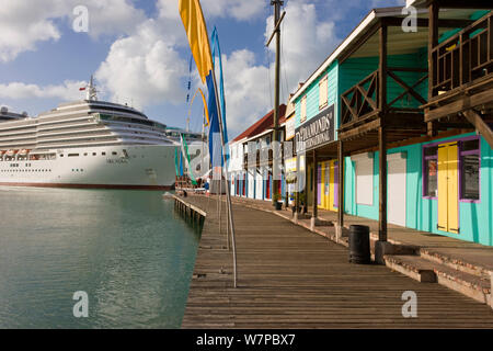 Grand bateau de croisière amarré aux côtés d'Heritage Quay shopping district à St John's, Antigua, Antigua et Barbuda, Iles sous le vent, Petites Antilles, Caraïbes, Antilles, 2012 Banque D'Images