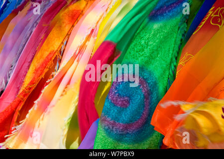 Tissu coloré dessins pour vendre le long de la plage de Jolly, Antigua, Antigua et Barbuda, Iles sous le vent, Petites Antilles, Caraïbes, Antilles, 2012 Banque D'Images