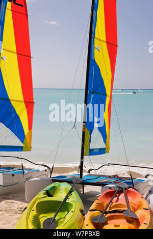 Voiliers colorés sur Jolly Beach, Antigua, Antigua et Barbuda, Iles sous le vent, Petites Antilles, Caraïbes, Antilles, 2012 Banque D'Images