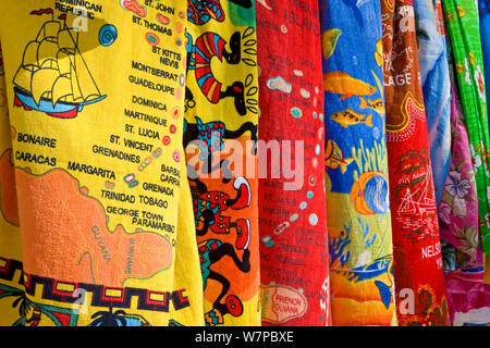 Tissu coloré motifs / serviettes de plage à vendre à Antigua, Jolly Beach, Antigua-et-Barbuda, les îles sous le vent, Petites Antilles, Caraïbes, Antilles, 2012 Banque D'Images