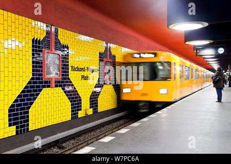 Train en tirant dans la station de métro nouvelle gare, Berlin, Allemagne 2009 Banque D'Images