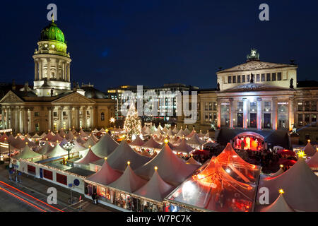 Marché de Noel au Gendarmenmarkt, elevated view illuminé la nuit, Berlin, Allemagne 2009 Banque D'Images
