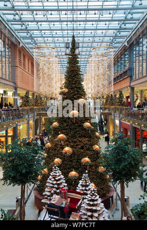 Les arbres de Noël illuminée et décorée pour les fêtes de Noël, Arkaden shopping center de la Potsdamer Platz, Berlin, Allemagne 2009 Banque D'Images