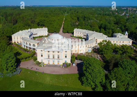 PAVLOVSK, RUSSIE - 25 MAI 2018 : le Palais de Pavlovsk close up dans le soleil de l'après-midi (à partir de la prise de vue peut l'quadcopter). Les alentours de St. Banque D'Images