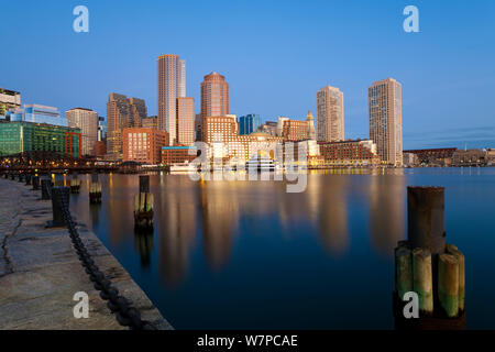 Skyline et le port intérieur y compris à l'aube Rowes Wharf, Boston, Massachusetts, USA 2009 Banque D'Images