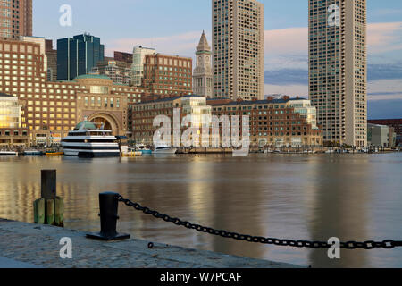 Skyline et le port intérieur y compris à l'aube Rowes Wharf, Boston, Massachusetts, USA 2009 Banque D'Images