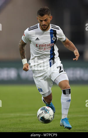 Nuremberg, Allemagne. Le 05 août, 2019. Soccer : 2ème Bundesliga, 1er FC Nuremberg - Hambourg SV, 2e journée à Max Morlock Stadium. Tim Leibold depuis Hambourg joue la balle. Crédit : Daniel Karmann/DPA - NOTE IMPORTANTE : en conformité avec les exigences de la DFL Deutsche Fußball Liga ou la DFB Deutscher Fußball-Bund, il est interdit d'utiliser ou avoir utilisé des photographies prises dans le stade et/ou la correspondance dans la séquence sous forme d'images et/ou vidéo-comme des séquences de photos./dpa/Alamy Live News Banque D'Images