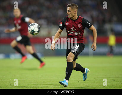 Nuremberg, Allemagne. Le 05 août, 2019. Soccer : 2ème Bundesliga, 1er FC Nuremberg - Hambourg SV, 2e journée à Max Morlock Stadium. Nikola Dovedan joue la balle de Nuremberg. Crédit : Daniel Karmann/DPA - NOTE IMPORTANTE : en conformité avec les exigences de la DFL Deutsche Fußball Liga ou la DFB Deutscher Fußball-Bund, il est interdit d'utiliser ou avoir utilisé des photographies prises dans le stade et/ou la correspondance dans la séquence sous forme d'images et/ou vidéo-comme des séquences de photos./dpa/Alamy Live News Banque D'Images