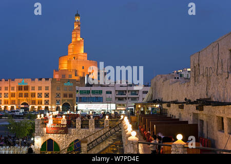 Le souq Waqif restauré avec de la boue rendus boutiques et des poutres visibles la nuit, Doha, Qatar, Péninsule arabe 2011 Banque D'Images