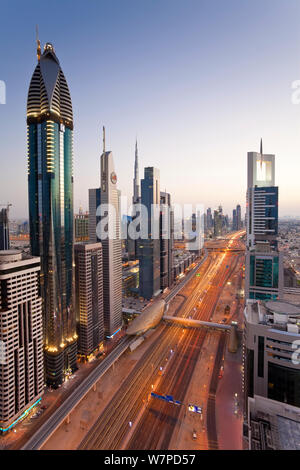 Portrait au crépuscule sur les gratte-ciels modernes le long de la route Sheikh Zayed en regardant vers la tour Burj Kalifa, Dubaï, Émirats arabes unis 2011 Banque D'Images