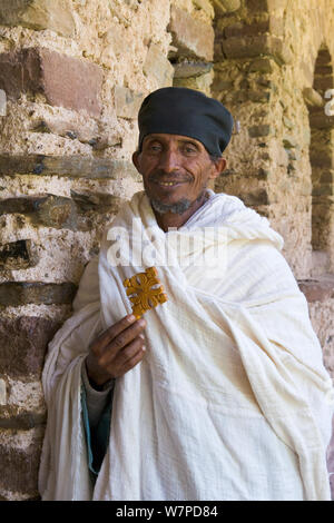 Portrait d'un prêtre local tenant une croix éthiopienne traditionnelle, l'Église Debre Berhan Selassie, 'Trinité de la montagne de lumière", UNESCO World Heritage Site, Gonder, Ethiopie, 2005 Banque D'Images