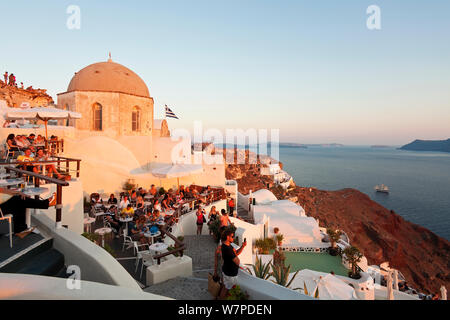 Personnes pour le coucher du soleil depuis le village de Oia (La), Santorin (thira), Cyclades, Mer Égée, Grèce, 2010 Banque D'Images