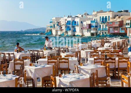 Les gens au café le long de la petite Venise de Mykonos, au bord de l'eau (Hora), îles Cyclades, Grèce, 2010 Banque D'Images