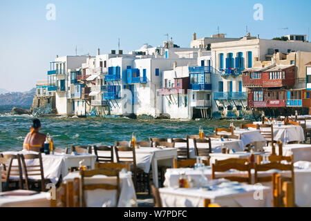 Les gens au café le long de la petite Venise de Mykonos, au bord de l'eau (Hora), îles Cyclades, Grèce, 2010 Banque D'Images