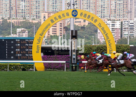 Course de chevaux grand passé au cours de bord course à Happy Valley racecourse, Wan Chai, Hong Kong, Chine 2007 Banque D'Images