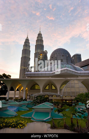 Mosquée dans la ville parc KLCC à la base des Tours Petronas dans la nuit - Histoire 88 tours en acier avec une hauteur de 451,9 mètres - le symbole iconique de Kuala Lumpar, Selangor, Malaisie 2008 Banque D'Images