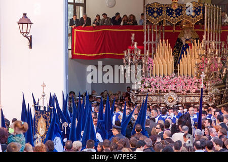 Flotteur religieux en cours à travers les rues pendant la Semana Santa, la Semaine Sainte, célébrations, Malaga, Andalousie, Espagne Mars 2010 Banque D'Images