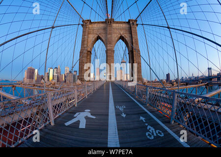 Vue grand angle du pont de Brooklyn à la recherche en direction du centre-ville de Quartier Financier de Manhattan, New York City, USA 2009 Banque D'Images