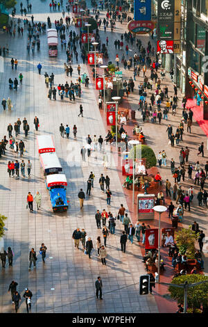 Regardant vers le bas sur les piétons marcher passé stocke sur Nanjing Road, Shanghai, Chine 2010 Banque D'Images