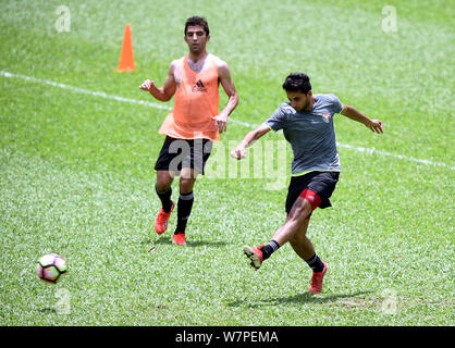 Les joueurs de Jordan national men's football team prendre part à une séance de formation pour un match amical contre Hong Kong men's football team à Hong Kong Banque D'Images