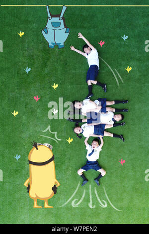 --FILE--Les enfants de la maternelle expérimentale Fujian Normal University joint posent pour une photo avec un diplôme de création photo d'un des Mini Banque D'Images