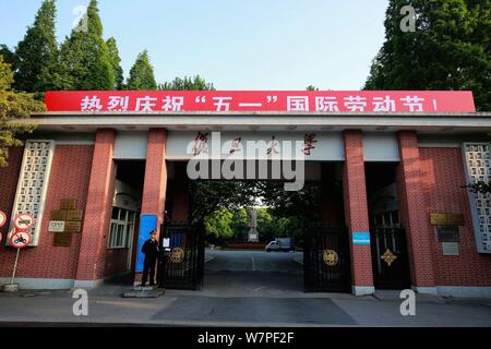 --FILE--Vue de la porte principale de l'Université de Fudan à Shanghai, Chine, le 28 avril 2017. La réputation des universités chinoises à travers le monde continu Banque D'Images