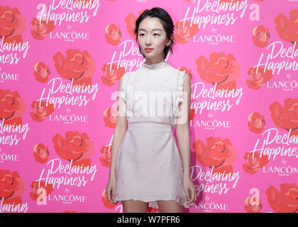 L'actrice chinoise Zhou Dongyu pose au cours de l'événement d'ouverture pour l'eclaring Lancome "Bonheur" exposition à Shanghai, Chine, 21 juin 2017. Banque D'Images