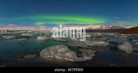 Aurore boréale sur glacier Jökulsárlón lagon. Le sud de l'Islande, Europe, novembre 2012. Banque D'Images