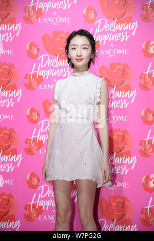 L'actrice chinoise Zhou Dongyu pose au cours de l'événement d'ouverture pour l'eclaring Lancome "Bonheur" exposition à Shanghai, Chine, 21 juin 2017. Banque D'Images
