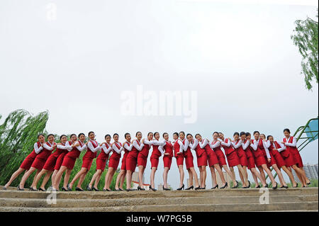 Les femmes diplômées des principaux agents de bord habillés en uniforme d'hôtesse de l'air, prendre des photos de gradation à Taiyuan city, au nord la province de Shanxi, Banque D'Images
