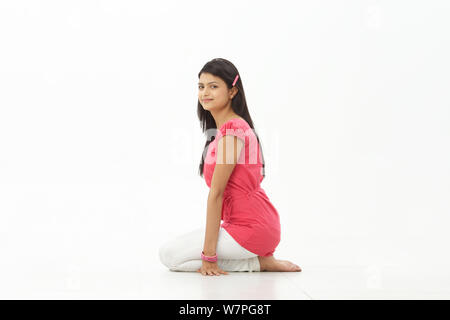 Portrait of a woman sitting on floor Banque D'Images