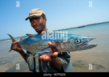 Fisherman holding un wahoo (Acanthocybium solandri) un poisson océanique parfois pris près de récifs et rochers, l'île de Wasini, au large de la côte du Kenya, février 2011 Banque D'Images