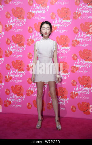 L'actrice chinoise Zhou Dongyu pose au cours de l'événement d'ouverture pour l'eclaring Lancome "Bonheur" exposition à Shanghai, Chine, 21 juin 2017. Banque D'Images