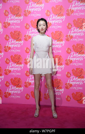 L'actrice chinoise Zhou Dongyu pose au cours de l'événement d'ouverture pour l'eclaring Lancome "Bonheur" exposition à Shanghai, Chine, 21 juin 2017. Banque D'Images
