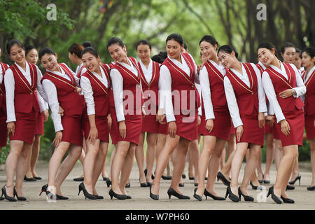 Les femmes diplômées des principaux agents de bord habillés en uniforme d'hôtesse de l'air, prendre des photos de gradation à Taiyuan city, au nord la province de Shanxi, Banque D'Images