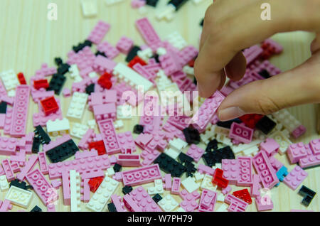 Jouet en plastique noir rouge rose blocs développement Formation des jouets pour enfants Banque D'Images