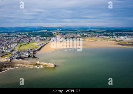 Vue aérienne de la plage et du port de Porthcawl fun fair, dans le sud du Pays de Galles UK Banque D'Images