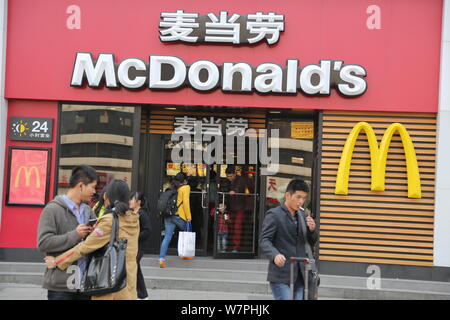 --FILE--piétons passent devant un restaurant de fast-food McDonald's dans la ville de Zhengzhou, province du Henan en Chine centrale, 26 octobre 2013. L'acquisition et... Banque D'Images