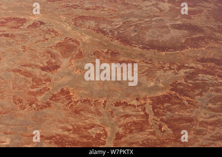 Vue aérienne de Stoney Sturt Desert avec baragouinent des roches. Gibber roches sont des millions d'années et de l'eau vent chalcedonised altérés grès avec une croûte durcie de sol cimenté la silice, le fer et le manganèse, de l'Australie. Juin 2011 Banque D'Images