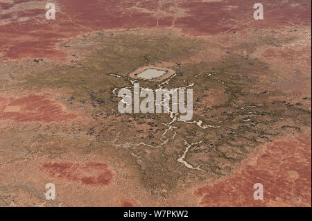 Vue aérienne de barrage dans le désert Strzelecki pour les bovins à la sortie de Birdsville appartenant à Pandie Pandie Station. L'eau du barrage provient de l'eau à partir de l'alésage le Grand bassin artésien, Australie du Sud, Juin 2011 Banque D'Images