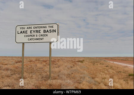 Panneau disant "Bienvenue dans le bassin du lac Eyre signe. William Creek catchment area' l'Australie du Sud. Juillet 2011 Banque D'Images