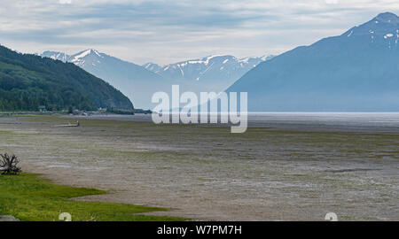 Les vasières et les appartements dans le Turnagain Arm de Cook Inlet en Alaska avec des montagnes en arrière-plan Banque D'Images