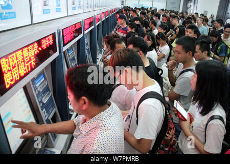 Une foule de passagers chinois la queue pour acheter des billets à la gare de Suzhou à mesure qu'ils voyagent pour les prochaines vacances d'été à Suzhou c Banque D'Images